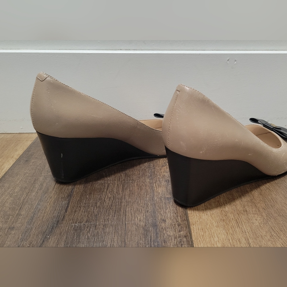 Cole Haan Elsie Bow Wedge 65mm Maple Sugar Leather-black Patent, sz9 B - Picture 3 of 4